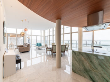 海と空と過ごすリゾートハウス